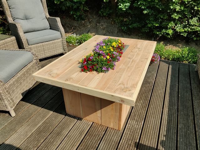 Houten tafel met deur